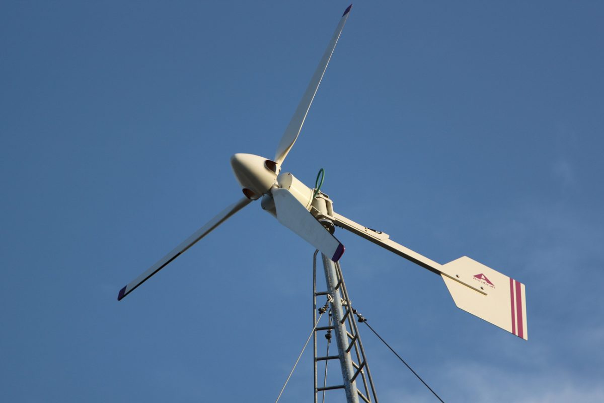 Foto: Windkraftgenerator an einen Mast